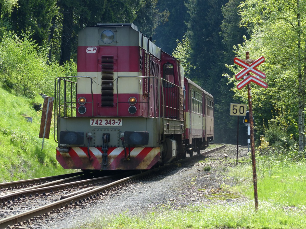 CD 742 343 mit zwei  Brotbüchsen  am Haken bei der Einfahrt in den Bahnhof Potucky.21.05.2014.