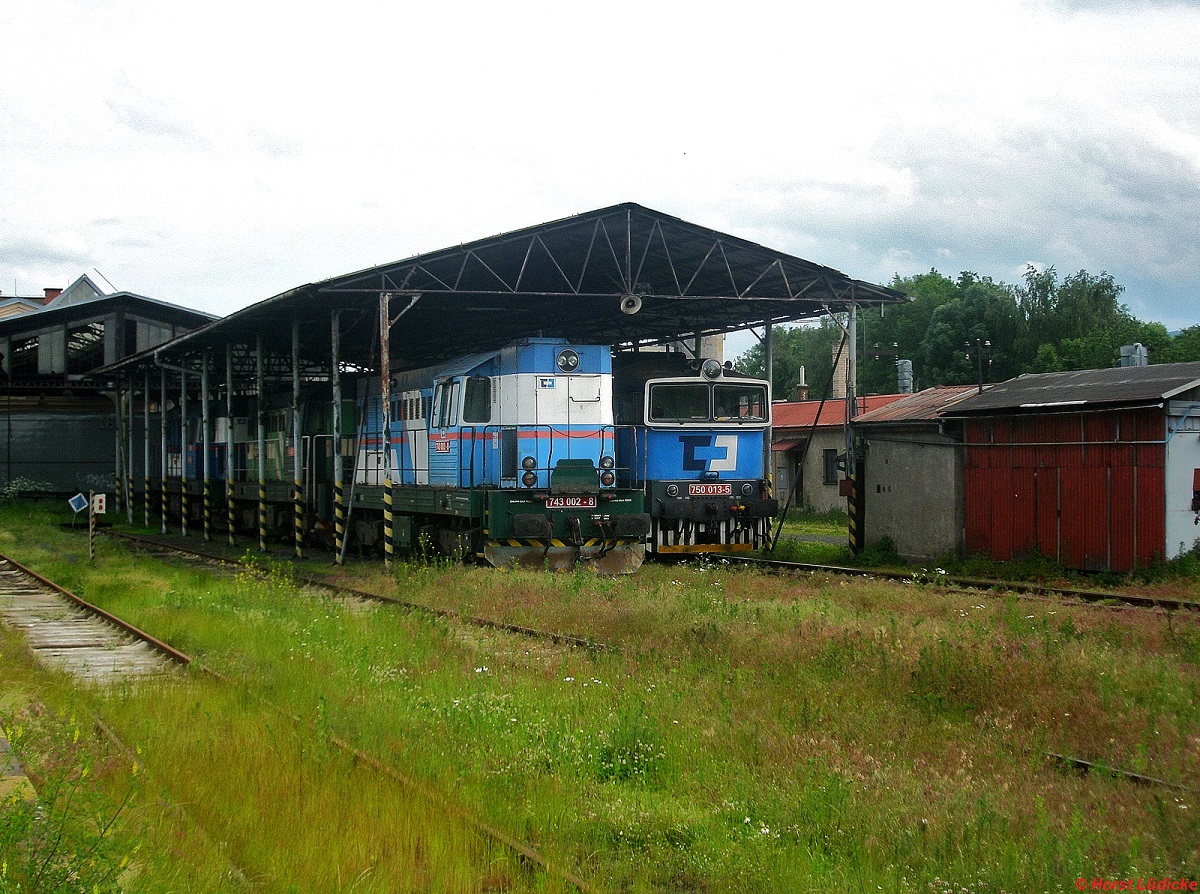 CD 743 002-8 und 750 013-5 am 15.06.2013 im Bahnhof Liberec. Dieser  Unterstand  liegt am nordwestlichen Kopf des Inselbahnhofsgebäudes.