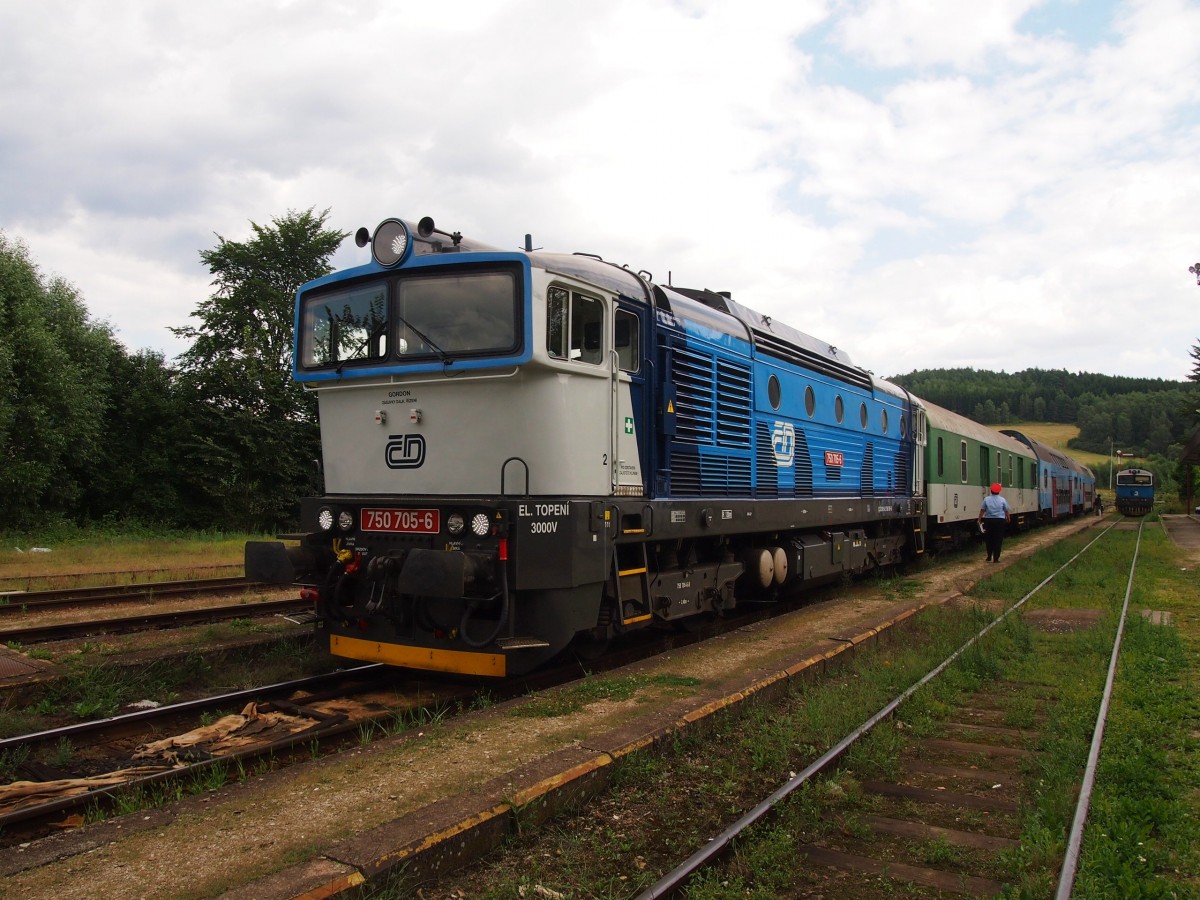 CD 750 705-6 auf Bahnhof Kájov am 15.8.2013.