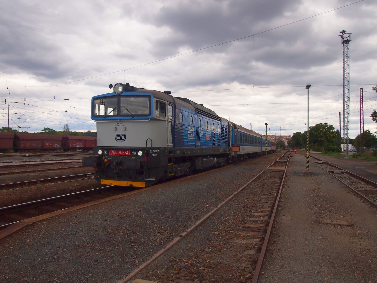 CD 750 706-4 mit einem Schnellzug aus Prag nach Rakovnik auf dem Bahnhof Praha Bubny am 5.9.2015