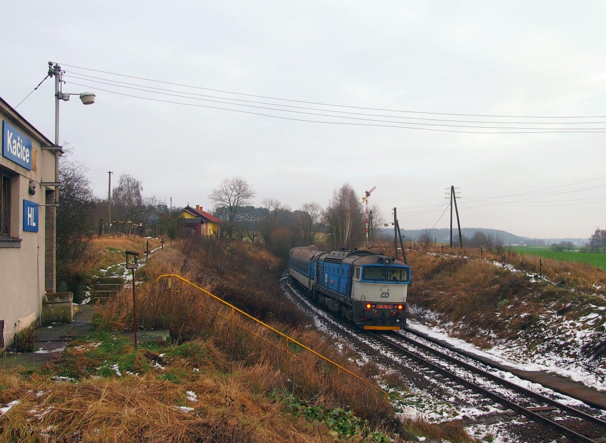 CD 750 707-2 mit einem Schnellzug aus Rakovnik nach Prag auf dem Bahnstation Kačice am 1.1.2015
