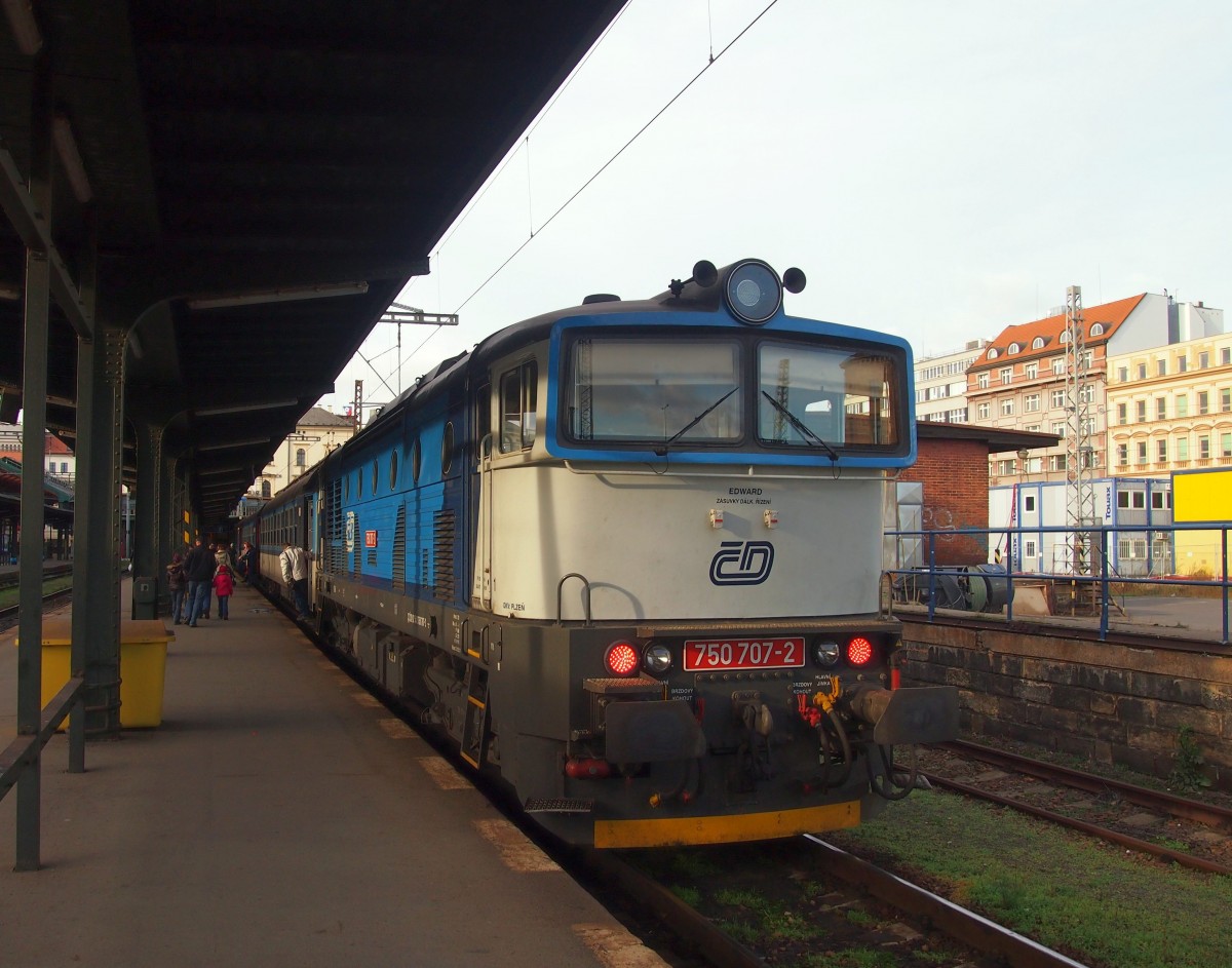 CD 750 707-2 mit Schnellzug von Rakovnik im Bahnhof Prag Masarykovo am 20. 12. 2014.