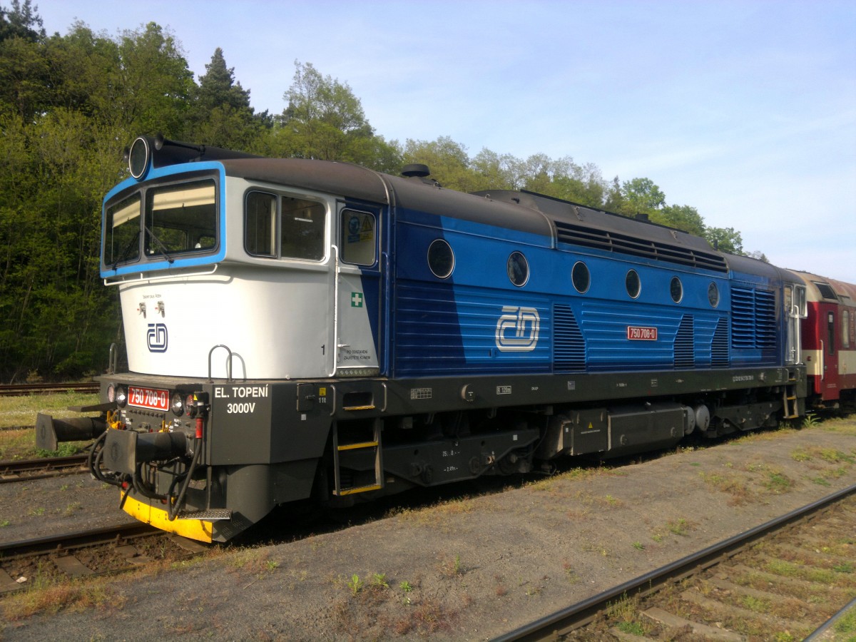 CD 750 708-0 im Bahnhof Lužná u Rakovníka am 18. 5. 2015.