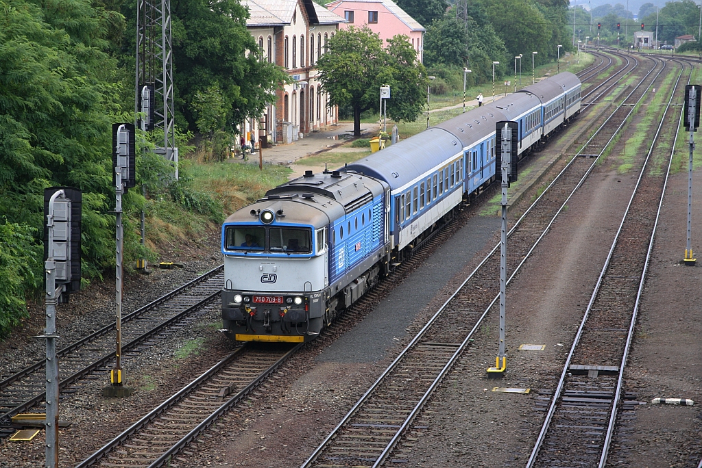 CD 750 709-8 fährt am 03.August 2019 mit dem R 666  Rozmberk  (Brno hl.n. - Plzen hl.n.) durch den Bahnhof Strelice.




