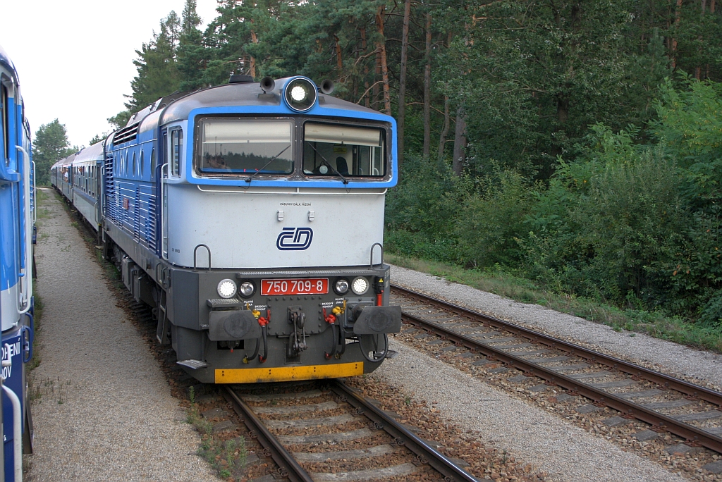 CD 750 709-8 mit dem R 652  Rozmberk  (Brno hl.n. - Jihlava) kreutzt am 24.August 2019 im Bahnhof Rapotice den von der CD 750 713-0 gezogenen R 667  Rozmberk  (Plzen hl.n. - Brno hl.n.).