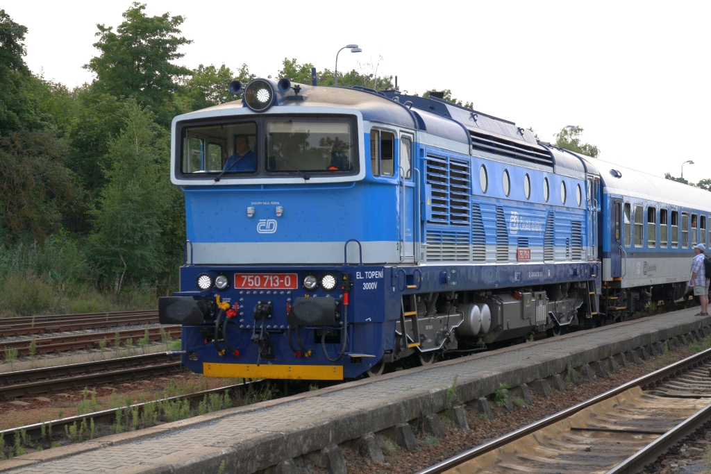 CD 750 713-0 am 24.August 2019 vor dem R 667  Rozmberk  (Plzen hl.n. - Brno hl.n.) im Bahnhof Namest nad Oslavou.