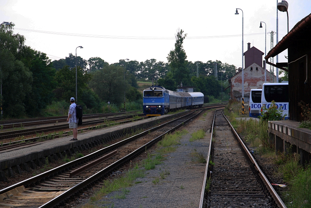 CD 750 713-0 fährt am 24.August 2019 mit dem R 667  Rozmberk  (Plzen hl.n. - Brno hl.n.) in den Bahnhof Namest nad Oslavou ein.