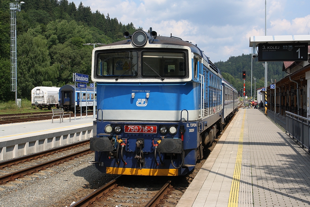 CD 750 716-3 mit dem Os 3658 (Hanusovice – Sumperk) am 21.Juli 2018 im Bahnhof Hanusovice.
