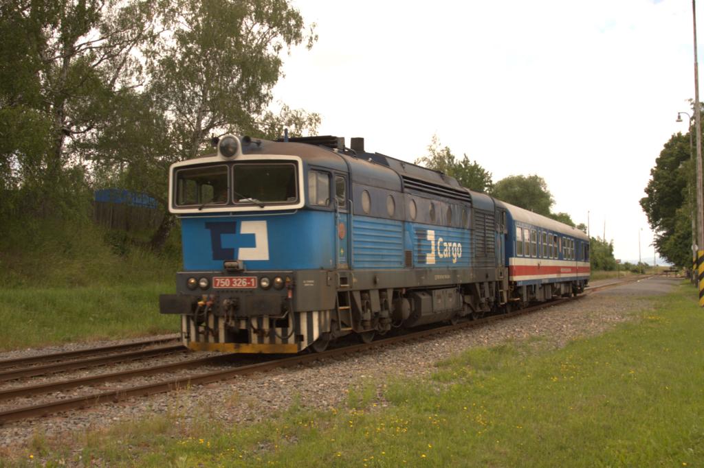 CD 750326 war am 16.06.2016 um 12.25 Uhr mit einem Messwagen im Bahnhof Mladejov na Morave zu sehen. Der Zug fuhr in Richtung Moravska Trebova weiter.