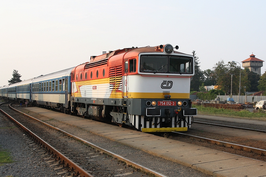 CD 754 012-3 fährt am 08.September 2018 mit dem R 892 Slovacky Expres (Veseli nad Moravou – Praha-Smichov) in den Bahnhof Uherske Hradiste ein.