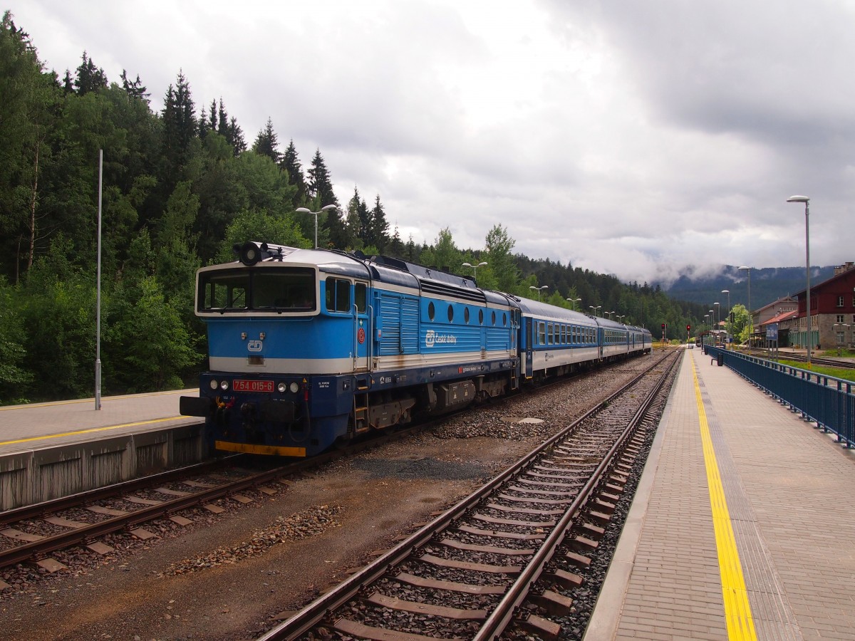 CD 754 015-6 mit Schnellzug nach Prag am 27.07.2015 im Grenzbahnhof Bayerisch Eisenstein / Železná Ruda-Alžbětín.