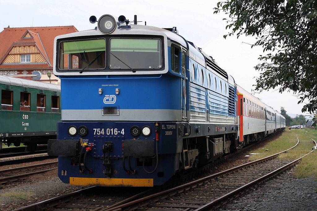 CD 754 016-4 fährt am 08.September 2018 mit dem R 886 Slovacky Expres (Luhacovice – Praha-Smichov) aus dem Bahnhof Uherske Hradiste.