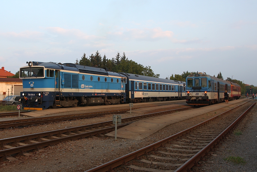 CD 754 016-4 mit dem R 881 Slovacky Expres (Olomouc hl.n. - Luhacovice) und CD 842 017-6 als letztes Fahrzeug des Os 4302 nach Stare Mesto u Uherske Hradiste am 08.September 2018 im Bahnhof Uherske Hradiste.