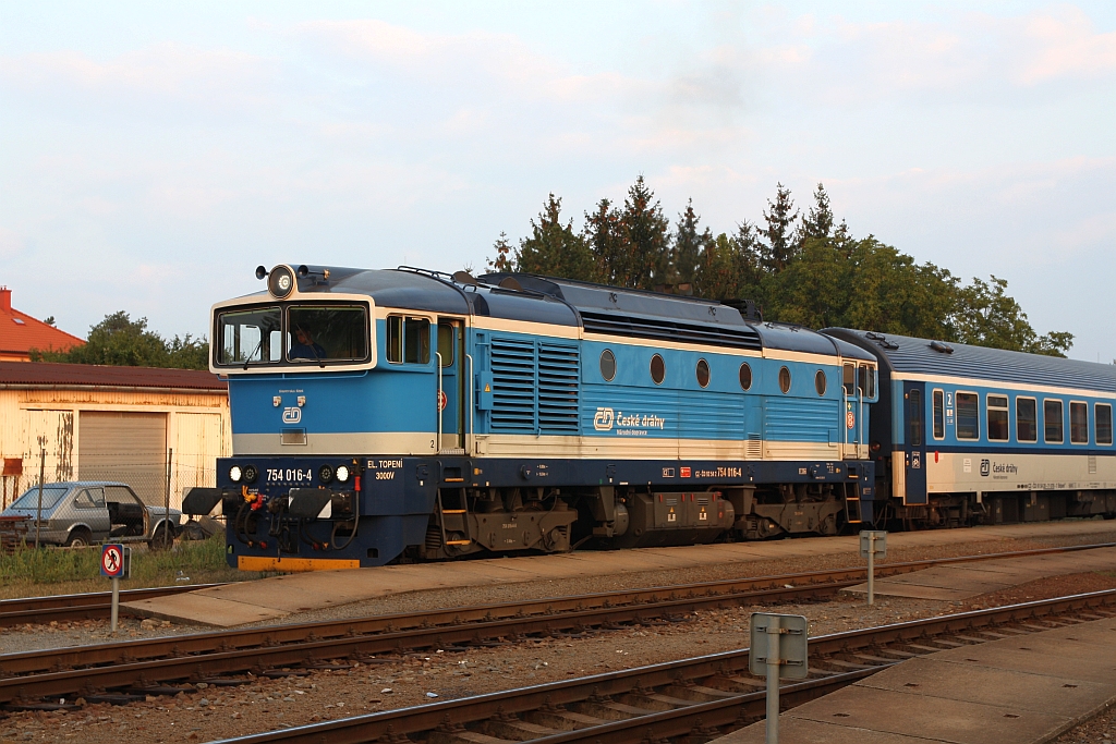 CD 754 016-4 vor dem R 881 Slovacky Expres (Olomouc hl.n. - Luhacovice) am 08.September 2018 im Bahnhof Uherske Hradiste.