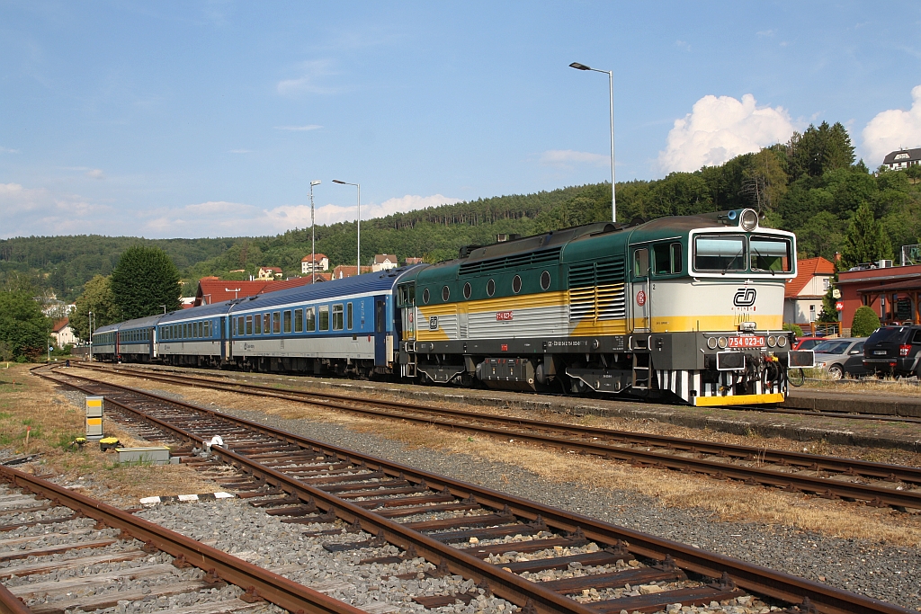CD 754 023-0 mit dem R 880  Slovacky expres  nach Olomouc hl.n. am 20.Juli 2019 im Bahnhof Luhacovice.