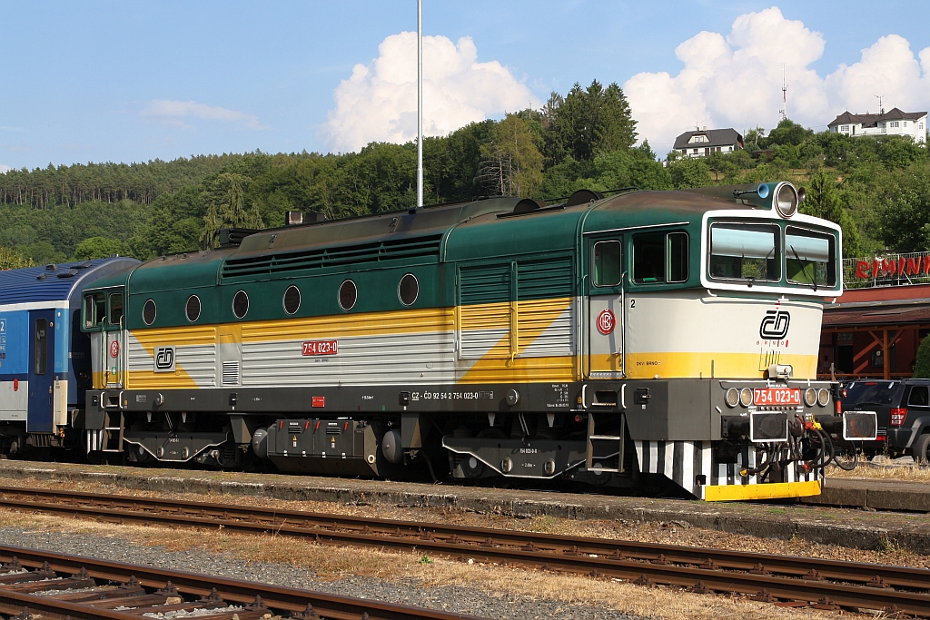 CD 754 023-0 vor dem R 880  Slovacky expres  nach Olomouc hl.n. am 20.Juli 2019 im Bahnhof Luhacovice.