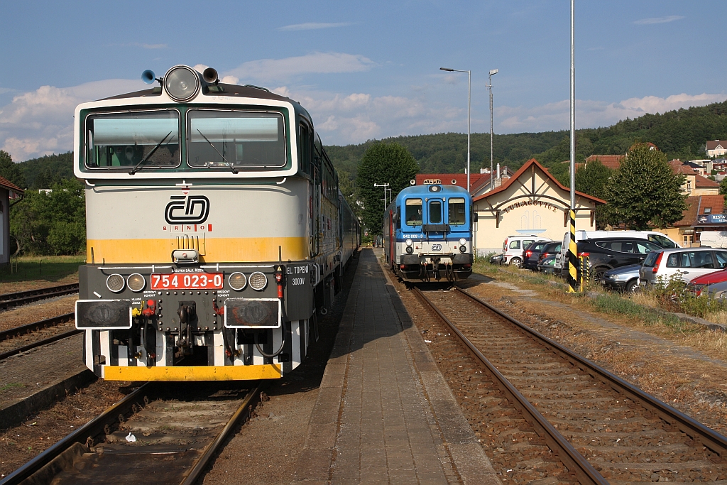 CD 754 023-0 vor dem R 880  Slovacky expres  nach Olomouc hl.n. und CD 842 009-3 als Os 14332 nach Ujezdec u Luhacovic am 20.Juli 2019 im Bahnhof Luhacovice.
