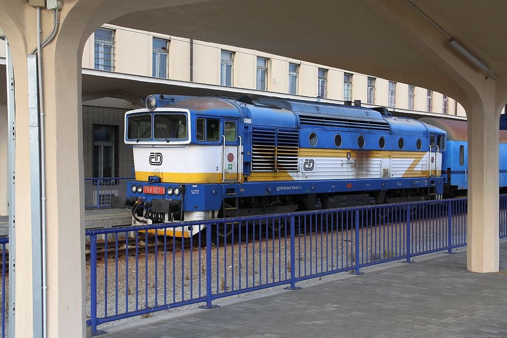 CD 754 027-1 am 04.August 2018 vor dem Os 8720 nach Veseli nad Luznici im Bahnhof Ceske Velenice.