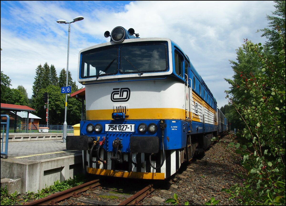 CD 754 027-1 in Bahnhof Bayerisch Eisenstein/Zelezna Ruda Alzbetin 16. 8. 2023.