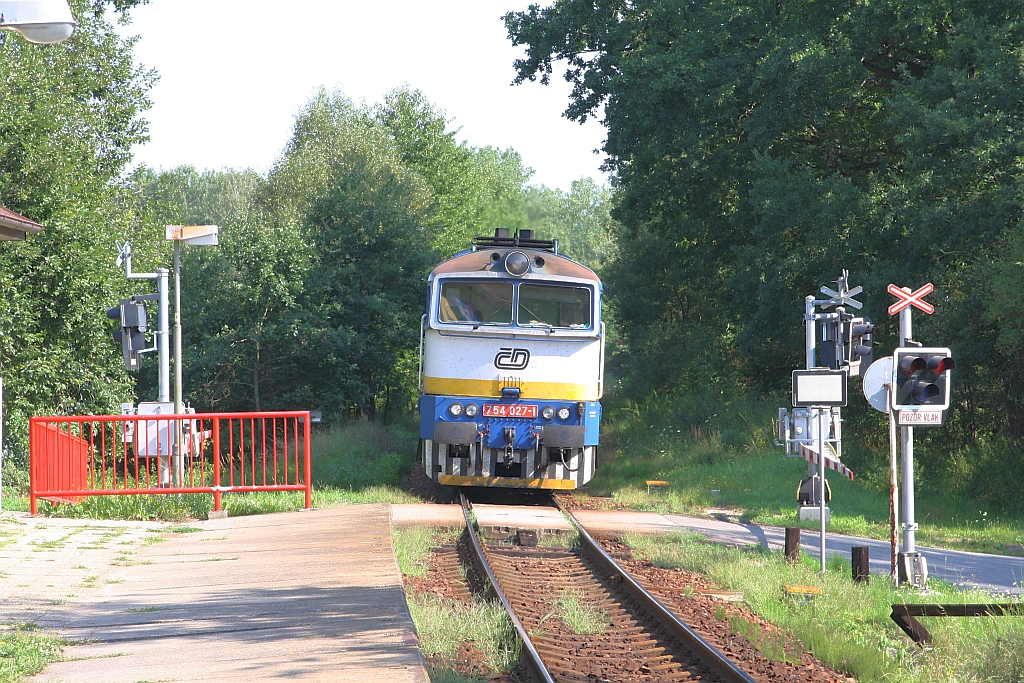 CD 754 027-1 fährt am 04.August 2018 mit dem Os 8707 (Veseli nad Luznici - Ceske Velenice) in die Haltestelle Frahelz ein.
