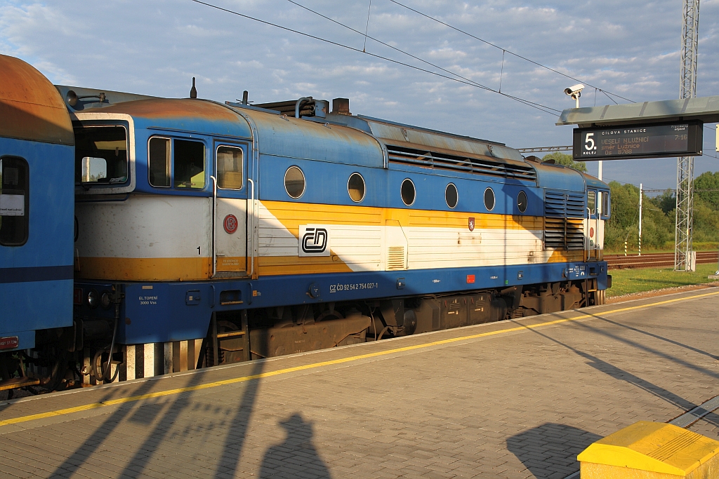 CD 754 027-1 vor dem Os 8708 (Ceske Velenice - Veseli nad Luznici) am 04.August 2018 im Bahnhof Ceske Velenice.