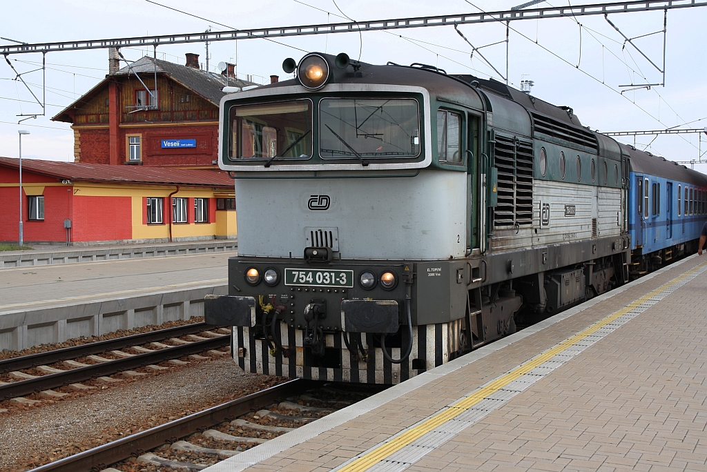 CD 754 031-3 am 25.August 2018 vor dem Os 8705 nach Ceske Velenice im Bahnhof Veseli nad Luznici.