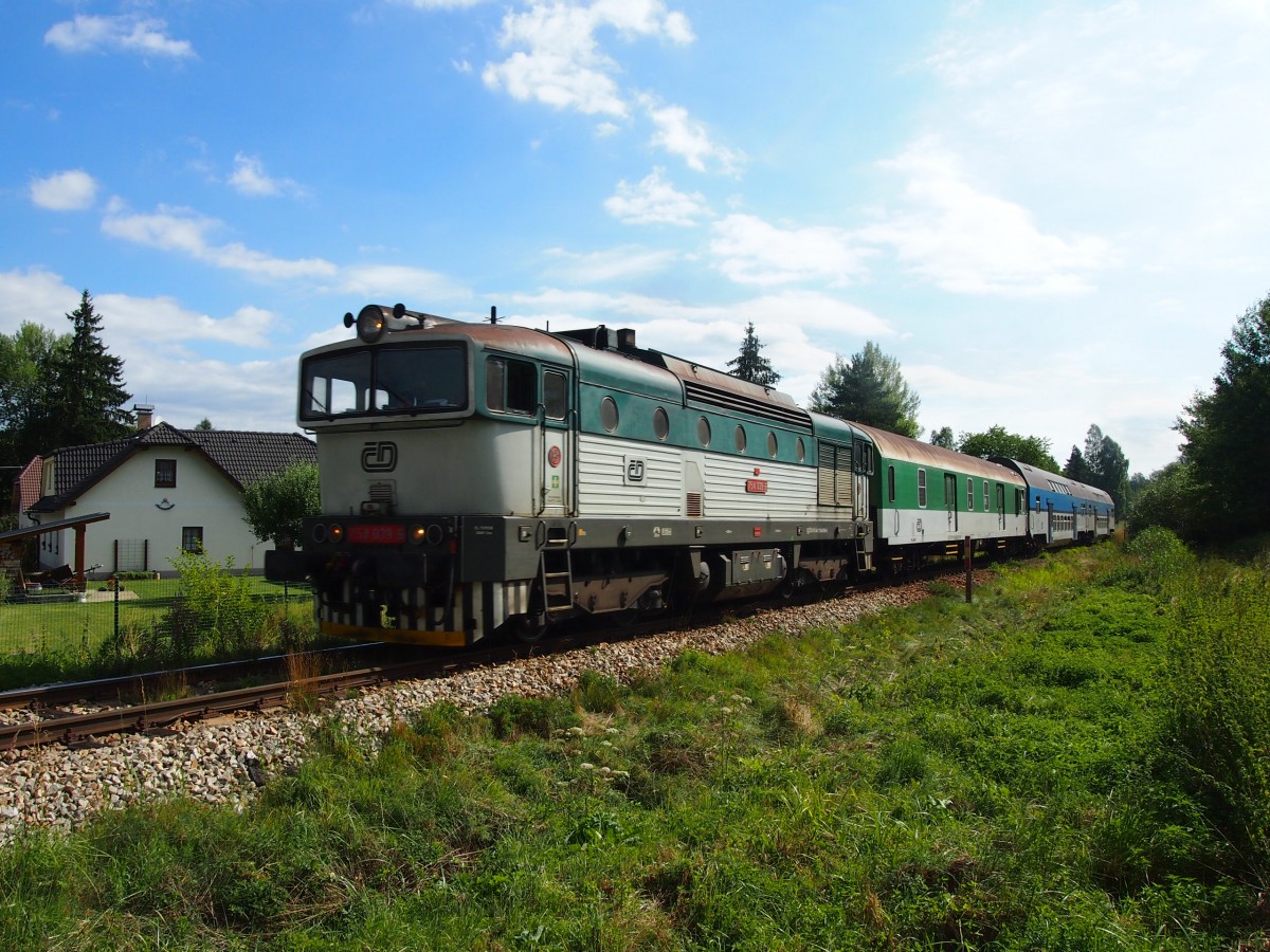 CD 754 039-6 mit zug aus Česk Budějovice nach Nov dol aus dem Bahnhof Nov Pec am 12. 8. 2013.