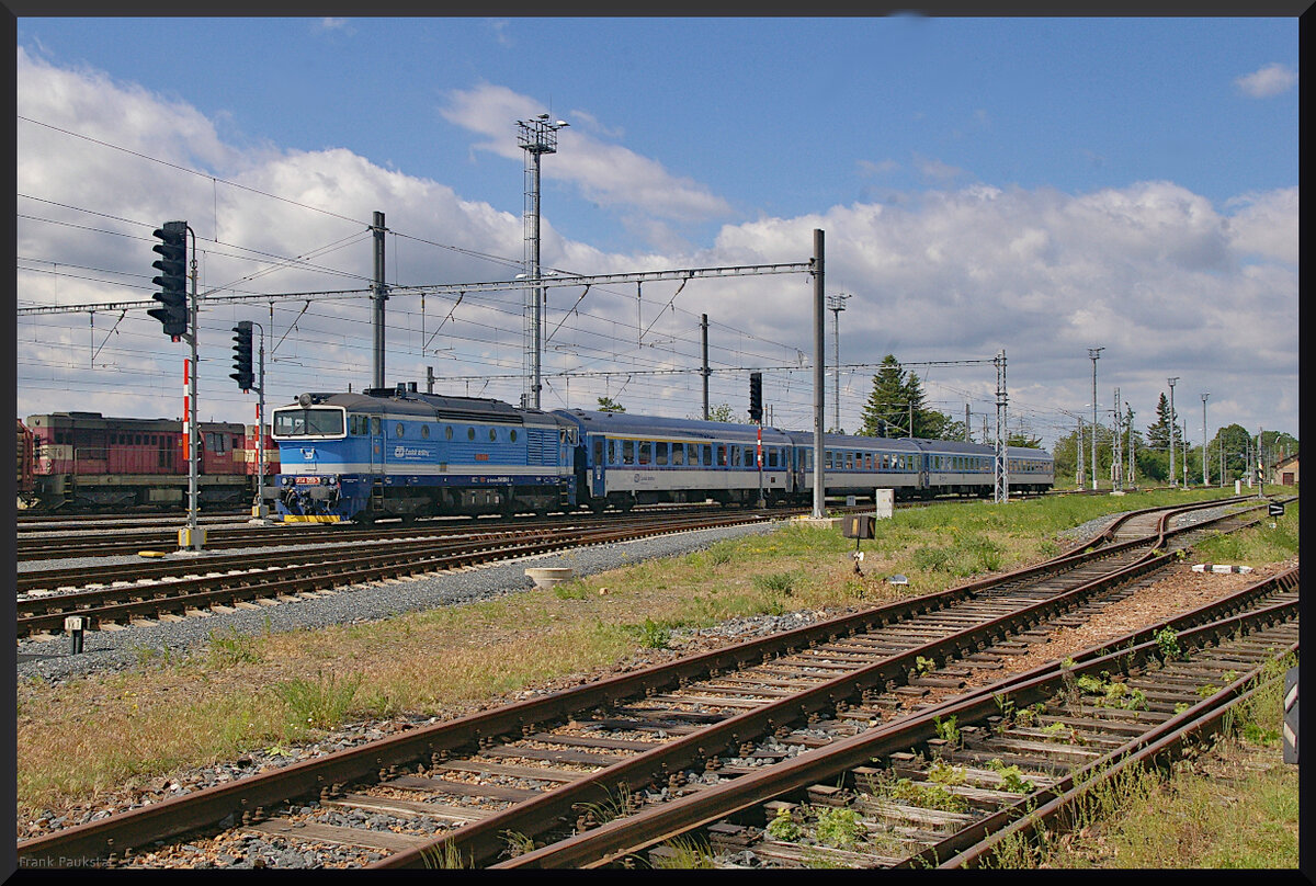 CD 754 050 bei der Einfahrt mit einem Schnellzug in den Bahnhof Jaroměř.

Jaroměř, 21.05.2022
CZ-CD 92 54 2 754 050-3
