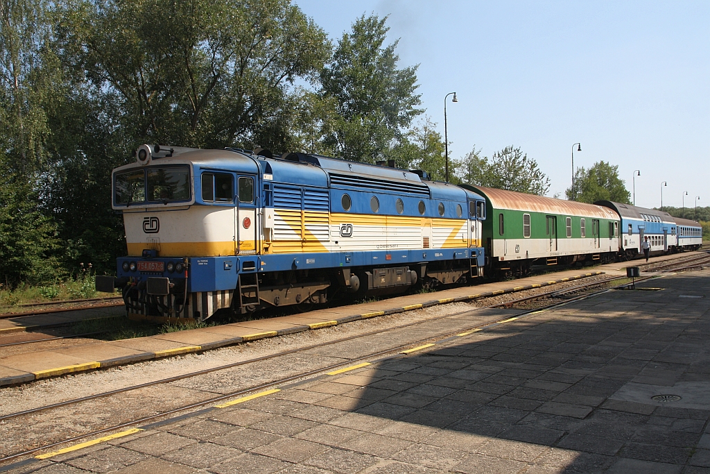 CD 754 057-8 am 04.August 2018 mit dem Os 8714 (Ceske Velenice - Veseli nad Luznici) im Bahnhof Trebon.