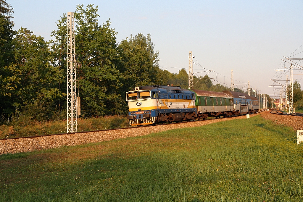 CD 754 057-8 mit dem Os 8720 (Ceske Velenice - Veseli nad Luznici) am 03.August 2018 kurz nach dem Bahnhof Ceske Velenice.