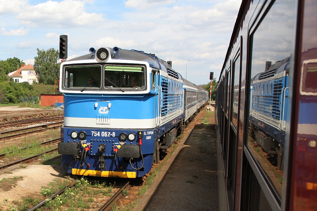 CD 754 062-8 fährt am 09.August 2019 als R 665  Rozmberk  (Plzen hl.n. - Brno hl.n.) in den Bahnhof Okrisky ein.