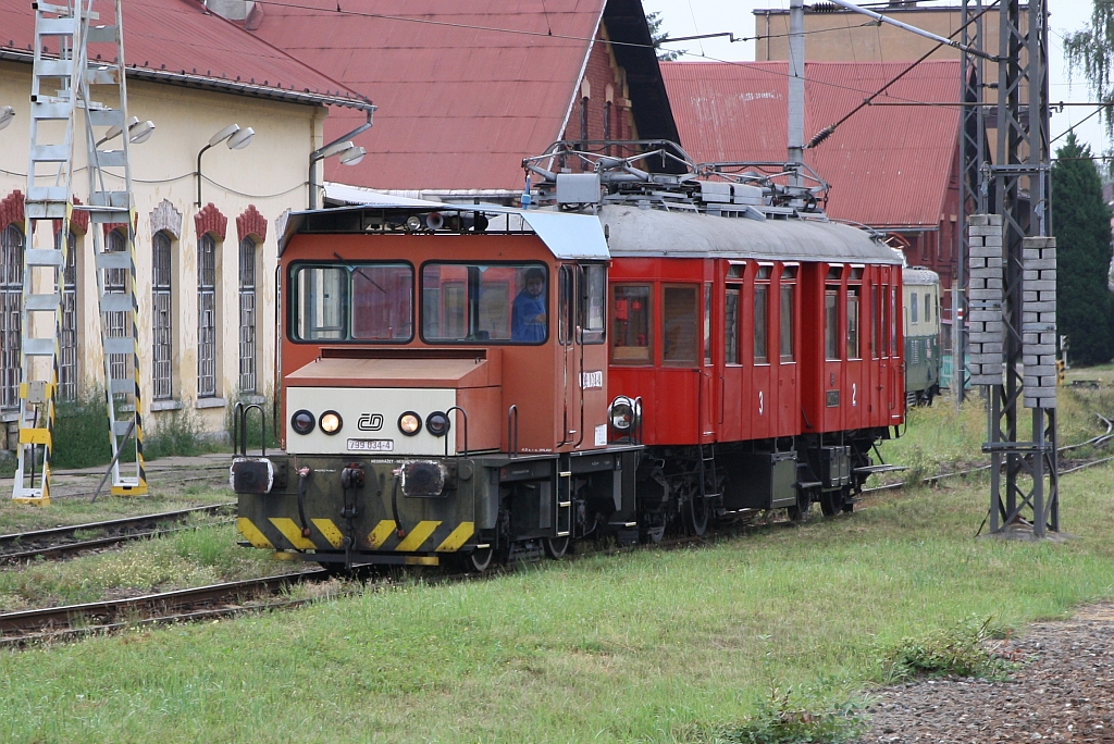 CD 799 034-4 zieht am 25.August 2018 den CSD M400 001 (CD 401 001-3) aus dem Depot Tabor.