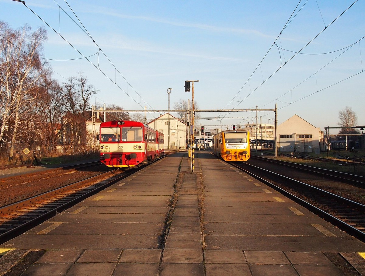 CD 809 + 814  fahren vom Bahnhof Kralupy nad Vltavou nach Louny und Kladno am 16.12.2013.