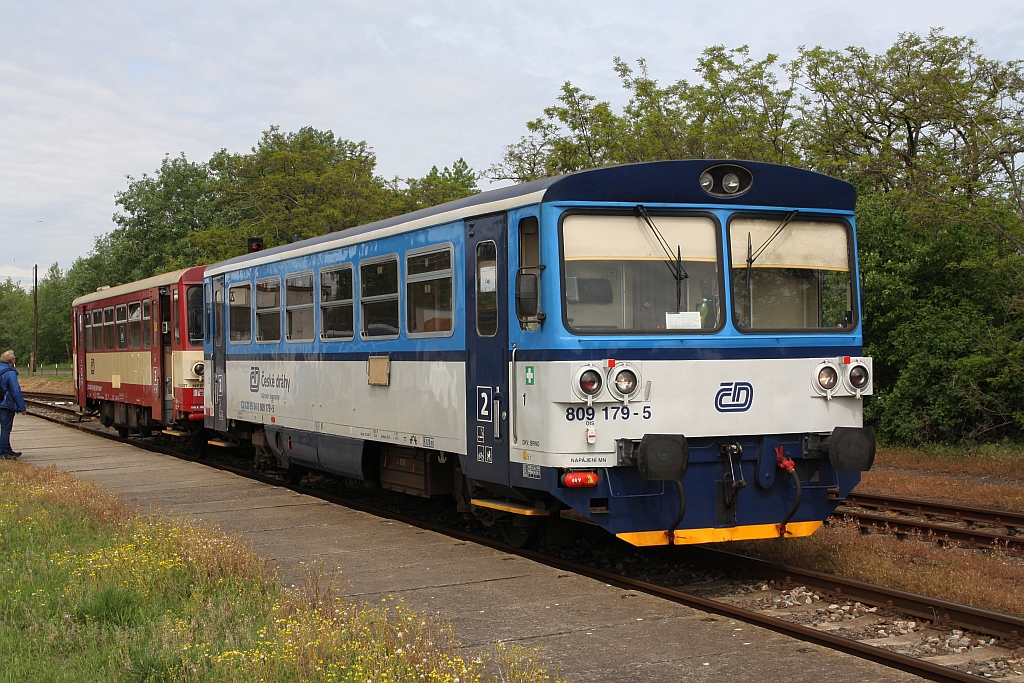 CD 809 179-5 am 11.Mai 2019 als Os 14523 nach Cejc im Bahnhof Zajeci.