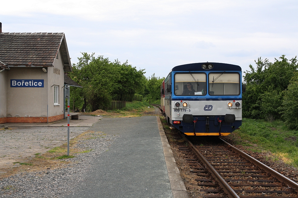 CD 809 179-5 am 11.Mai 2019 als Os 14511 (Zajeci - Hodonin) im Bahnhof Boretice.