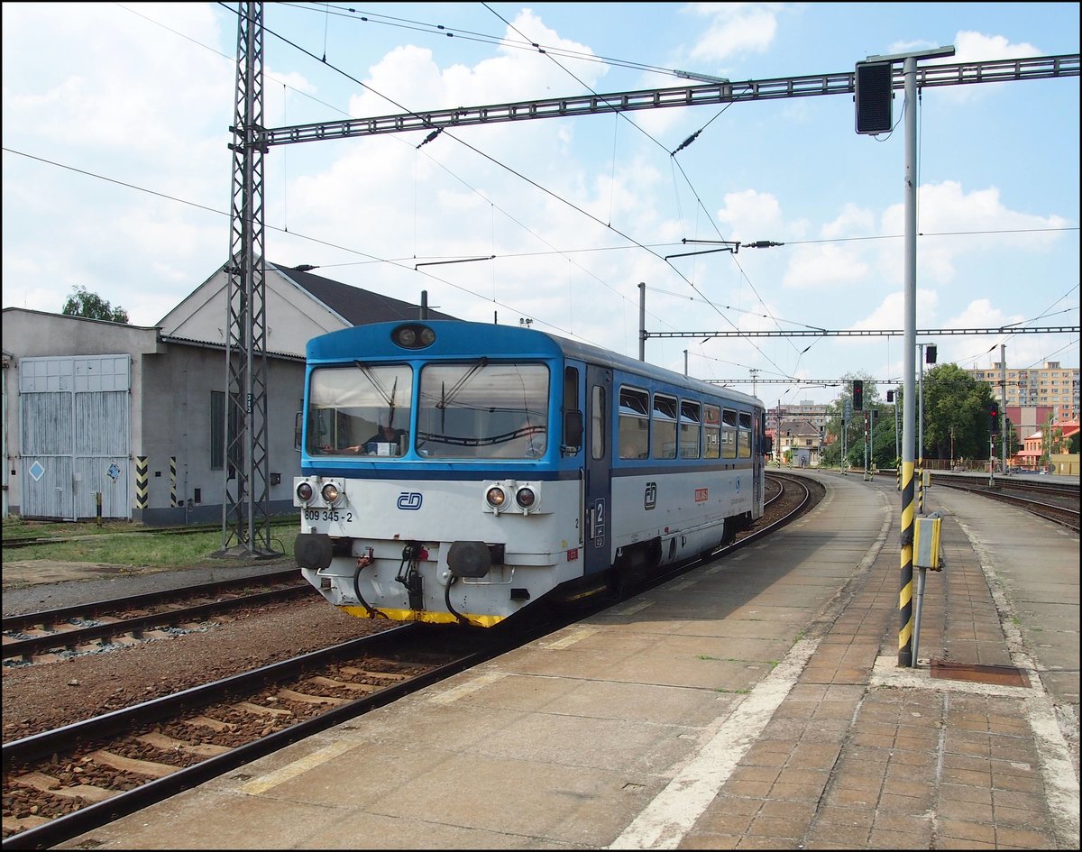 CD 809 345-2 kommt nach Hbf. Kralupy nad Vltavou am 22.7.2016.