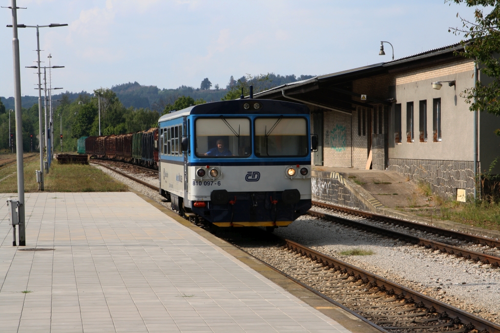 CD 810 097-6 fährt am 24.August 2019 als Os 24943 von Studenec in den Bahnhof Velke Mezirici ein.
