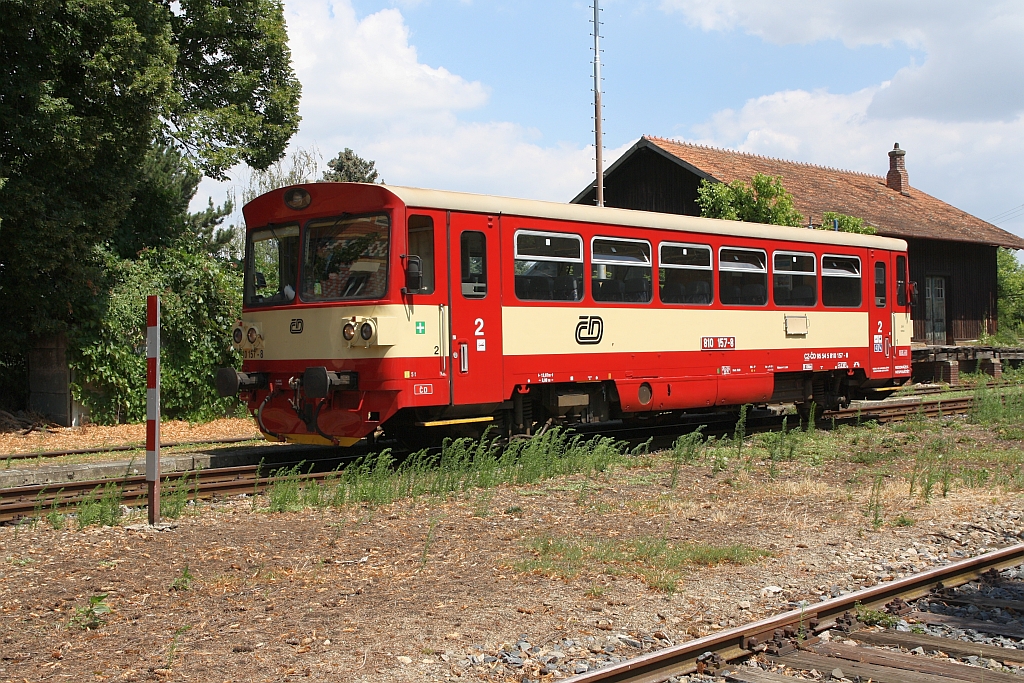 CD 810 157-8 am 07.Juli 2018 im Bahnhof Lednice beim Wenden vom Os 24524 (Breclav - Lednice) auf Os 24525 (Lednice - Breclav).