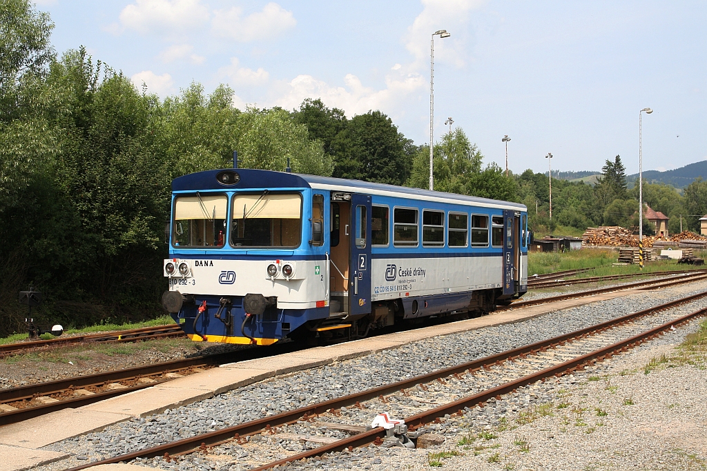 CD 810 292-3  DANA  während der Wendepause vom Os 13664 (von Hanusovice) auf den Os 13667 (nach Hanusovice) am 21.Juli 2018 im Bahnhof Stare Mesto pod Sneznikem.