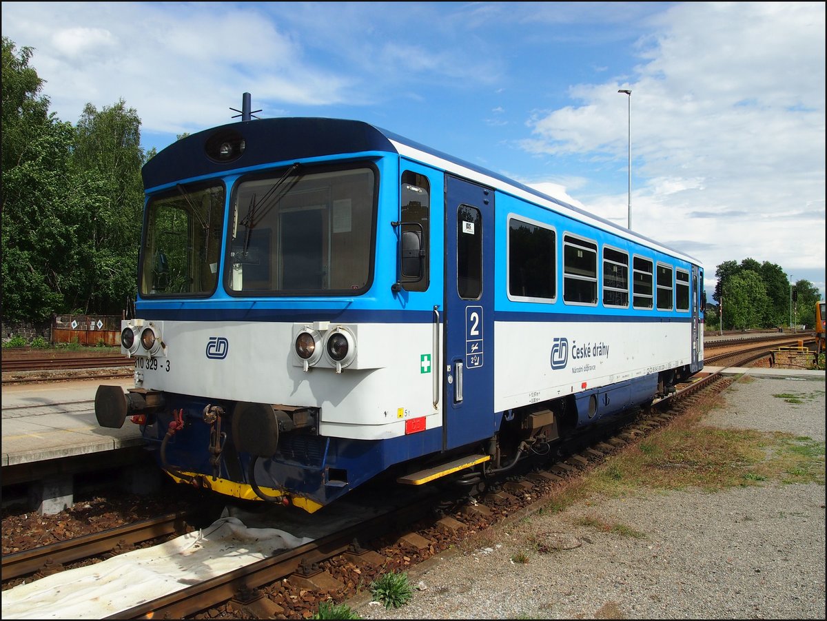 CD 810 329-3 am 7. 8 2019 im Bahnhof Březnice.