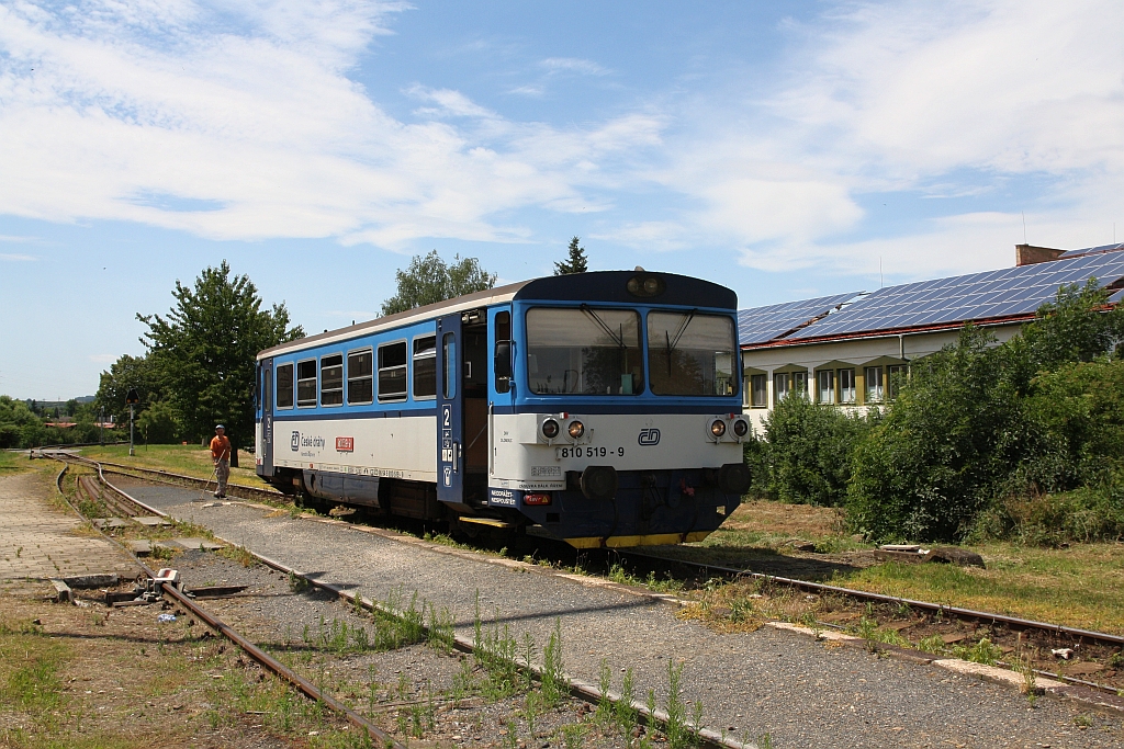 CD 810 519-9 am 06.Juli 2019 als Os 13910 (Zborovice - Kromeriz) im Bahnhof Zdounky.