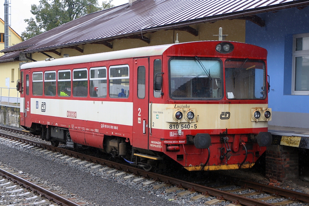 CD 810 540-5 am 05.Oktober 2019 im Bahnhof Chrudim.
