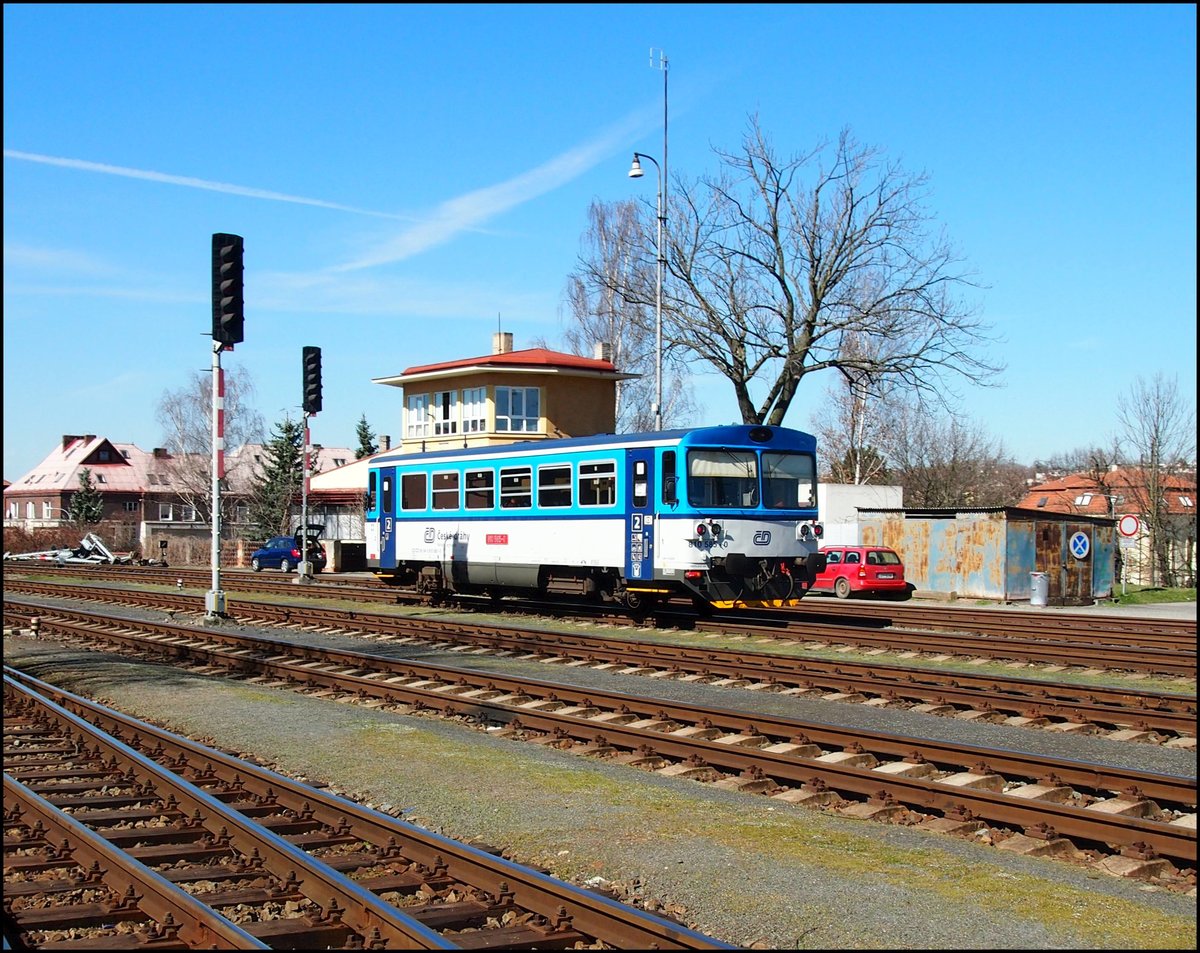 CD 810 585-0 verlässt richtung Kralovice, Hbf. Rakovník am 28.03.2017