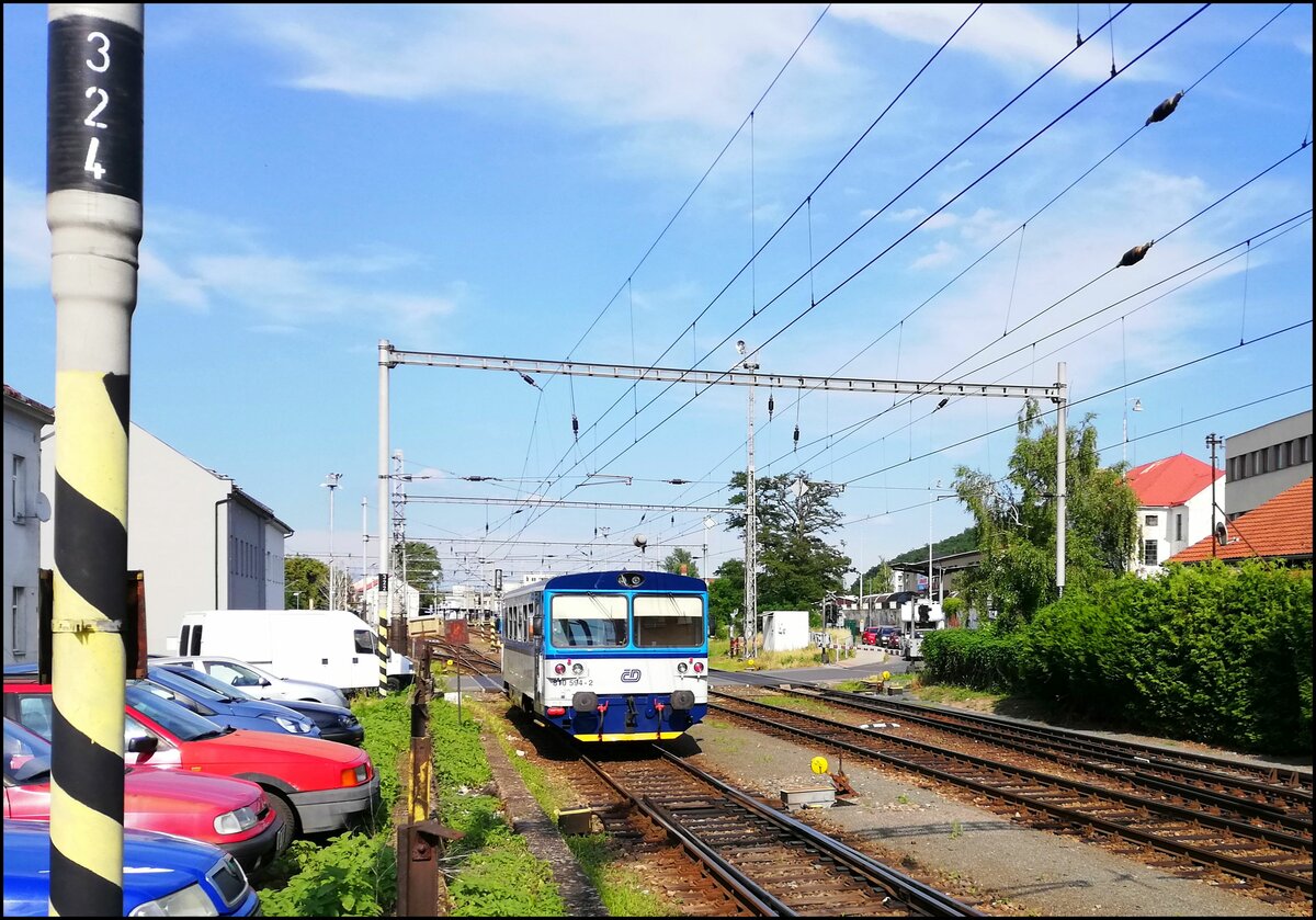 CD 810 594-2 in Kralupy nad Vltavou am 16. 4. 2021 verlässt nach Kladno.
