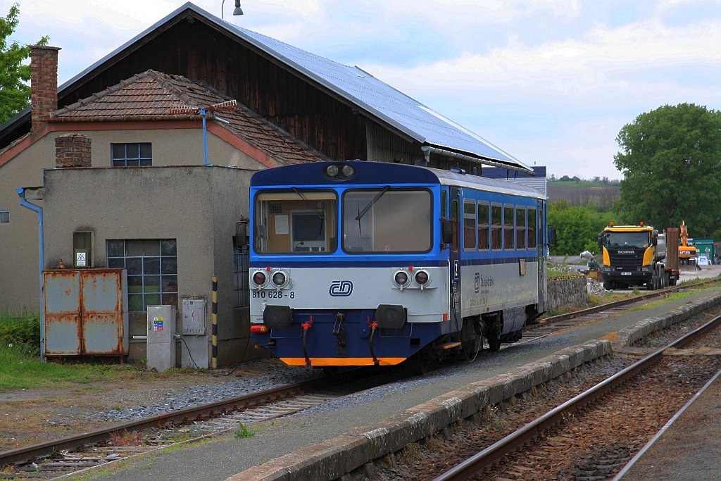 CD 810 628-8 am 11.Mai 2019 im Bahnhof Cejc.