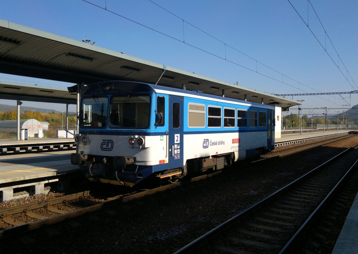 CD 810 641-1 wartet in Bahnhof Zdice am 12.10.2015