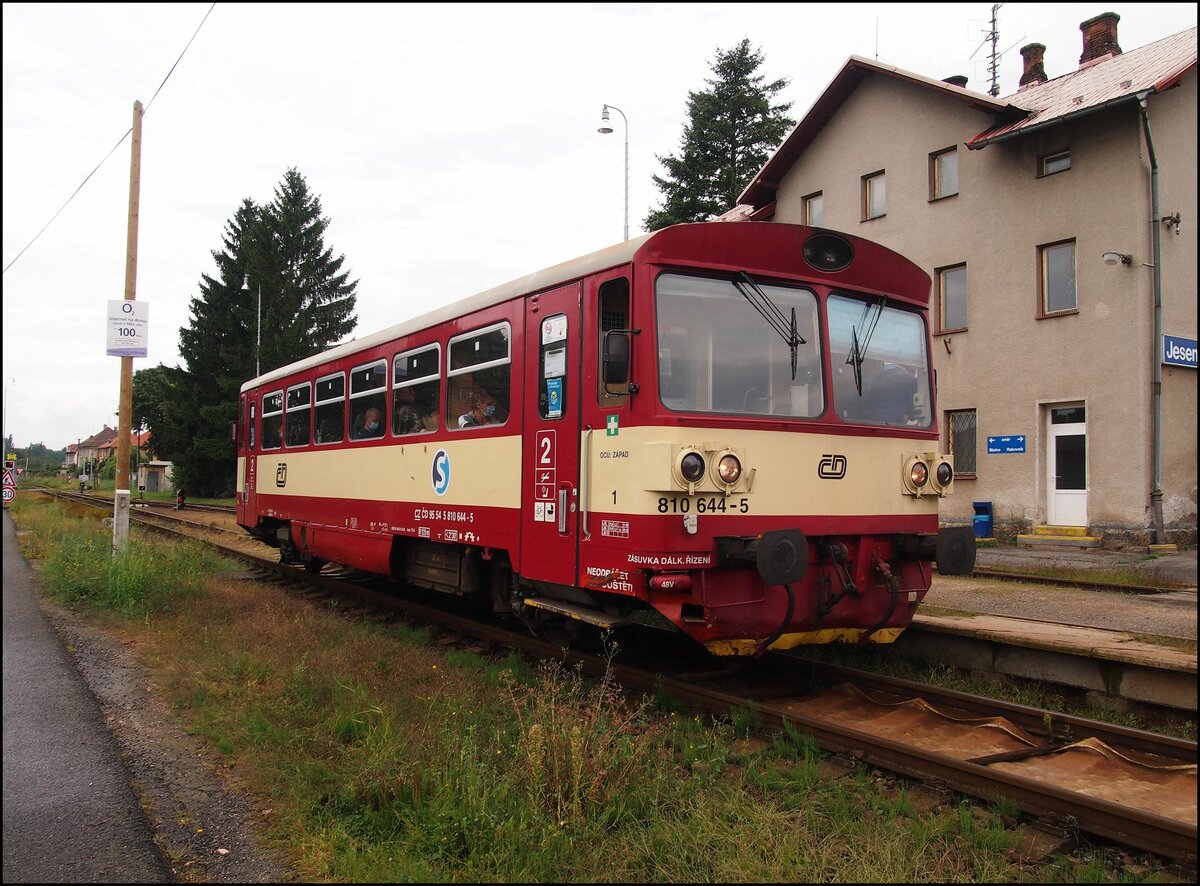 CD 810 644-5 am 22. 8. 2021 im Bahnhof Jesenice.