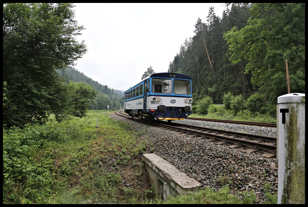 CD 810337-6 erreicht hier als Zug 16702 aus Rakovnik am 29.6.2021 um 09.03 Uhr den Ortsrand von Becov nad Teplou.