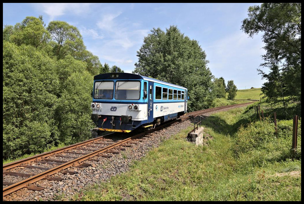 CD 810559-5 erreicht hier am 28.6.2021 als Zug 16708 nach Karlsbad um 14.58 Uhr den Ortsrand von Otrocin.