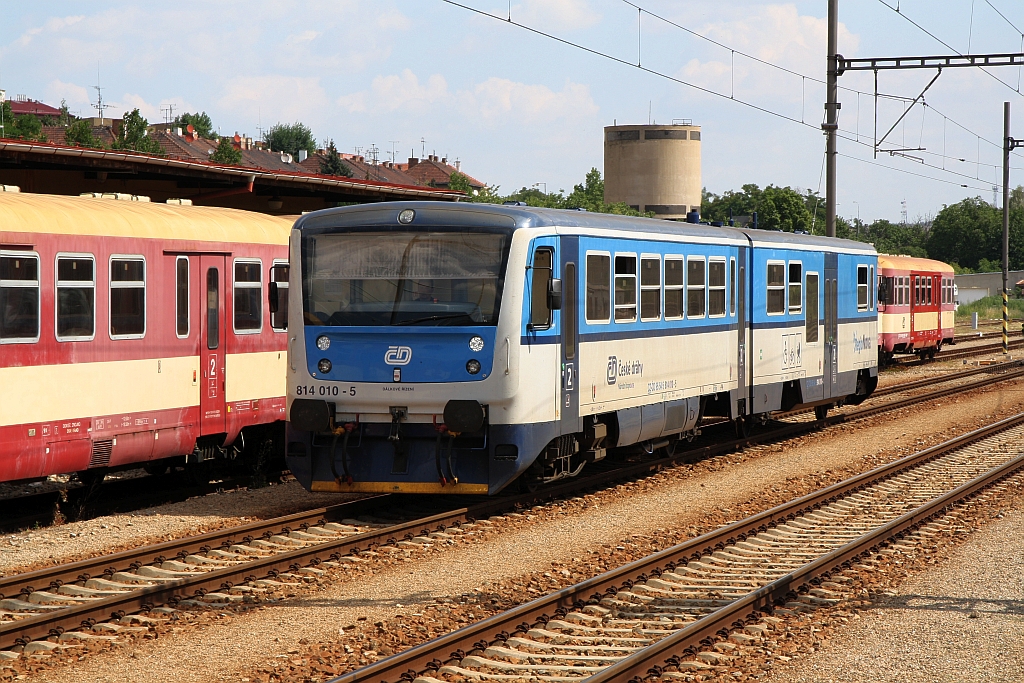 CD 814 010-5/914 010-4 als Os 24807 (Okrisky - Znojmo) fährt am 14.Juli 2018 im Bahnhof Znojmo ein.